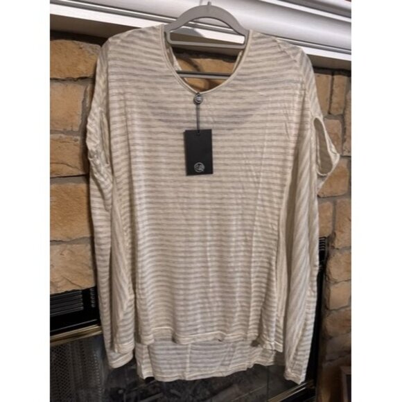 UNIQ Women's Medium Top NWT - Picture 1 of 3